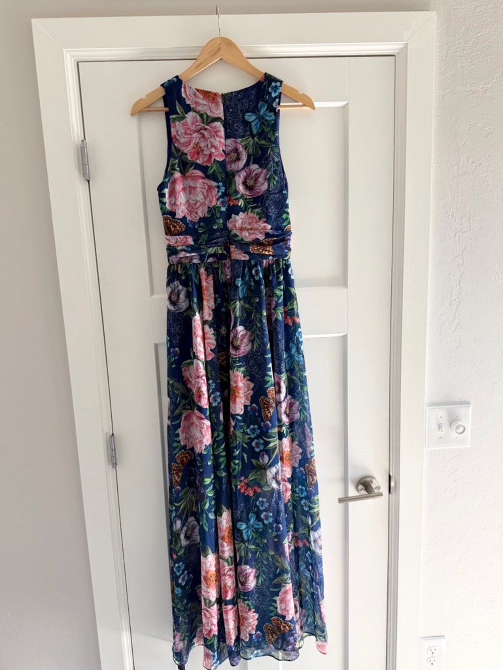 Vibrant Floral Print V Neck Occassion Maxi Dress - Picture 11 of 12